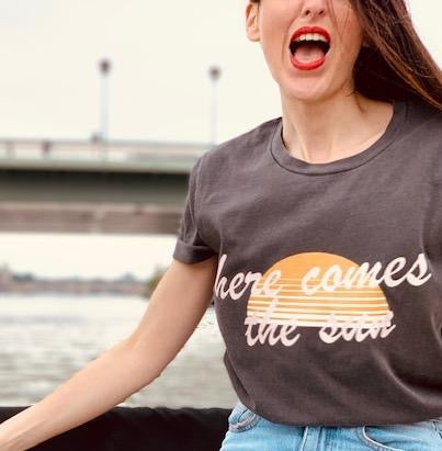 Tshirt "Here comes the sun" carbone